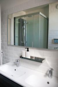 Ένα μπάνιο στο TI AR KALON T3 60M2 Classé 3 Etoiles Hyper Centre Spacieux Lumineux 2 Chambres Plage et tous commerces a pied +13 φωτογραφίες