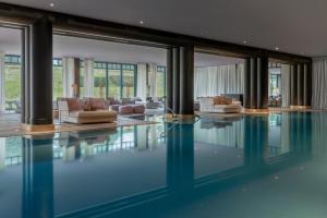 a living room with a pool in a house at La Réserve Genève Hotel & Spa in Geneva