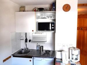 Kuchyň nebo kuchyňský kout v ubytování 2 pièces à louer à St Jean d'Aulps, 100m des pistes - FR-1-573-84 + 11 fotografií