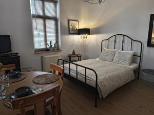 Ένα ή περισσότερα κρεβάτια σε δωμάτιο στο Apartament Wieżyczka