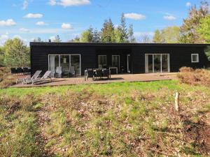 Κήπος έξω από το 10 person holiday home in Hadsund