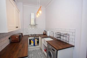 Η κουζίνα ή μικρή κουζίνα στο 1 Bed Cosy Loch Lomond base