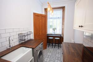 Η κουζίνα ή μικρή κουζίνα στο 1 Bed Cosy Loch Lomond base