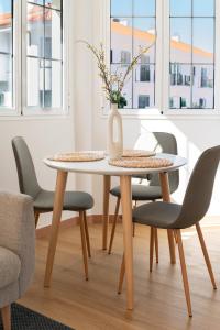 una mesa de comedor con 2 sillas y un jarrón. en Profithome - Casa Anik Boutique Home, La laguna, en La Laguna