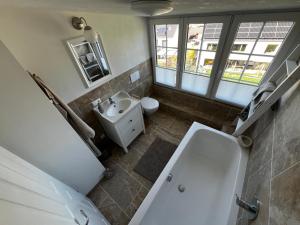 ベジクハイムにあるGemütlich wohnen über Besigheimの白い洗面台とトイレのあるバスルーム
