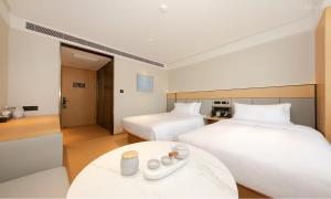 Una cama o camas en una habitación de JI Hotel Beijing West Railway Station Lize Business District