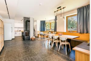 eine Küche und ein Esszimmer mit Tisch und Stühlen in der Unterkunft Hotel Helios in Lipová-lázně