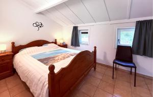 ein Schlafzimmer mit einem großen Bett und einem Stuhl in der Unterkunft 3 Bedroom Beautiful Home In Bredene in Bredene