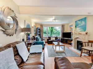 Μια τηλεόραση ή/και κέντρο ψυχαγωγίας στο 5 Bed in Tenby 56683