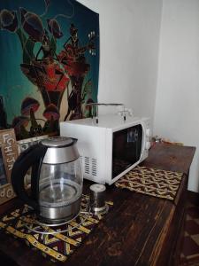 un microondas sobre una mesa de madera en Giovanna 's House, en Palazzone