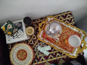 Una mesa con platos y un reloj encima. en Giovanna 's House, en Palazzone