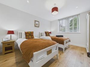 une chambre avec deux lits et une fenêtre dans l'établissement Oakwood Lodge, à Matlock