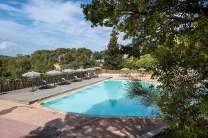 a swimming pool with chairs and umbrellas at Citykamp d'Aix-en-Provence in Aix-en-Provence