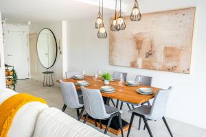 Posezení v ubytování NEUE Ferienwohnung in Andalusien an der Costa del Sol - Boho Style - 40 qm Terrasse, 3-Bedroom, Pool, Gym, Work Lounge