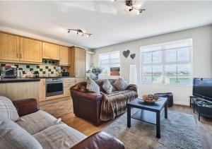 una sala de estar con un sofá y una mesa en Seabird Apartment, en Portstewart
