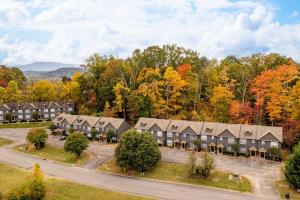 una vista aerea di una casa in autunno di Serene Retreat Private Hot Tub and Arcade a Sevierville