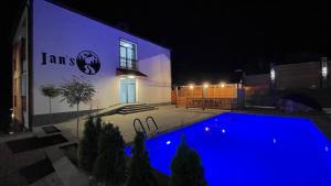 ein Pool vor einem Gebäude bei Nacht in der Unterkunft Jans in Dilidschan
