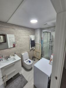 Ένα μπάνιο στο Apartment beachside in Calahonda