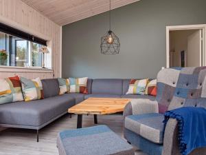 una sala de estar con un sofá y una mesa en 8 person holiday home in Væggerløse, en Bøtø By 26 fotos más