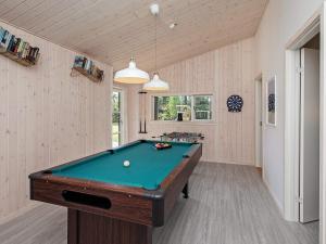 Una sala de billar con una mesa de billar en ella en 8 person holiday home in Væggerløse, en Bøtø By