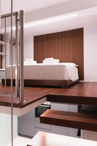 ein Schlafzimmer mit einem Bett und einer Holzwand in der Unterkunft Living Calabriando in Reggio di Calabria