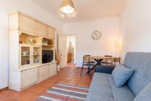 TV a/nebo společenská místnost v ubytování FLH Carvoeira House with Terrace