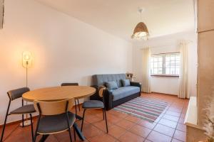 Posezení v ubytování FLH Carvoeira House with Terrace + 17 fotografií