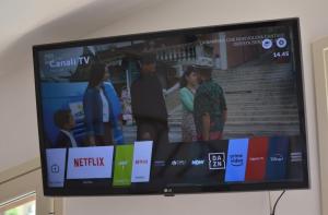 Televisyen dan/atau pusat hiburan di Maioliche Rooms