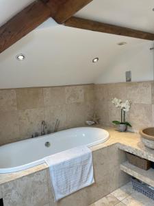 Un baño grande con bañera y lavabo. en The Pump House, en Moffat