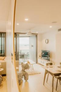 Χώρος καθιστικού στο The Marquee Suite - Your Private Cinema Above BNE, Queens Wharf Residence Level 27 Sky Deck & River View