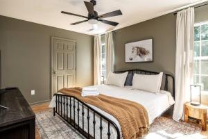 Ένα ή περισσότερα κρεβάτια σε δωμάτιο στο Peaceful Getaway Hot Tub Perfect Location