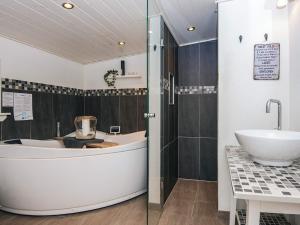 een badkamer met een bad en een wastafel bij 5 person holiday home in Hemmet-By Traum in Falen +23 foto's