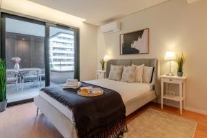 ヴィラ・ノヴァ・デ・ガイアにあるPremium Apartment w/ Garage & Balcony by HostWiseのベッドルーム1室(テーブル付)