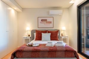 ヴィラ・ノヴァ・デ・ガイアにあるPremium Apartment w/ Garage & Balcony by HostWiseのベッドルーム1室(ベッド1台、食料品のトレイ付) +49枚の写真