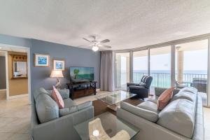 un salon avec deux canapés et une table dans l'établissement Long Beach T4-1004 'Emerald Retreat', à Panama City Beach