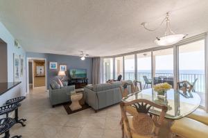 un salon avec un canapé et une table dans l'établissement Long Beach T4-1004 'Emerald Retreat', à Panama City Beach