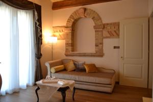 a living room with a couch and a mirror at Agriturismo De Luca in Mozzagrogna