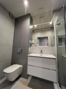 Phòng tắm tại Panorama Level 12 z balkonem