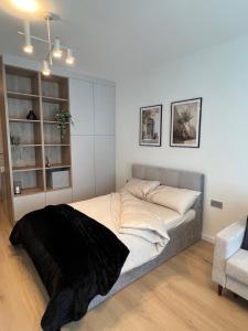 Giường trong phòng chung tại Panorama Level 12 z balkonem