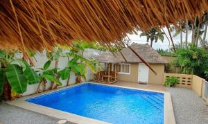 a swimming pool in front of a house at Maison Sigafing in Abidjan
