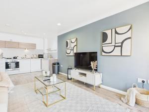 a living room with a couch and a tv at Ivory Row- Wyndale- Central B'Ham in Birmingham +11 photos