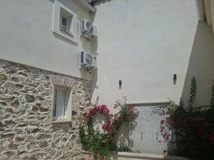 een gebouw met bloemen aan de zijkant bij River House in Cáceres