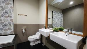Ένα μπάνιο στο THE MARIS 3BR Villa Vimala Hills +23 φωτογραφίες