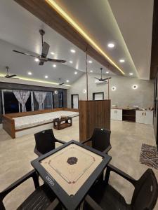 Posezení v ubytování Casa Ashrin Pawna by Swastik Royale