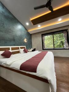 Postel nebo postele na pokoji v ubytování Casa Ashrin Pawna by Swastik Royale + 48 fotografií