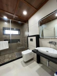 Koupelna v ubytování Casa Ashrin Pawna by Swastik Royale