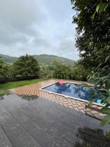 Bazén v ubytování Casa Ashrin Pawna by Swastik Royale nebo v jeho okolí