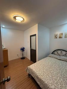 una camera con letto e una camera con ventilatore di Chill at Ohana Stay in Antipolo Rooftop Escape a Maagay
