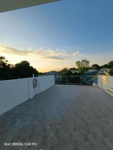 vista sul tetto di un edificio di Chill at Ohana Stay in Antipolo Rooftop Escape a Maagay