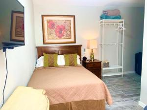 a bedroom with a bed with a orange bedspread at Casita Don Nacho in San Antonio